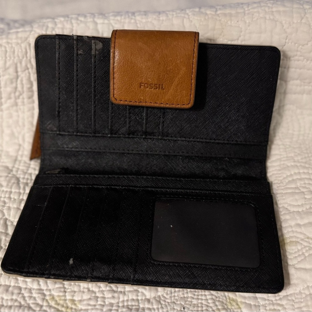 Fossil
Fossil Emma RFID Off-White & Black Striped Bi-Fold Wallet - Picture 3 of 6